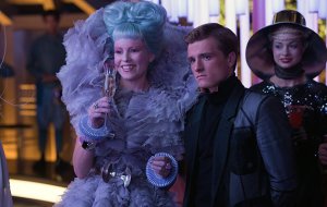 780c20a2-2691-4211-853d-26d9d1d3fdf2_effie-trinket-the-hunger-games-catching-fire-elizabeth-banks-costume-wardrobe-outfit-pictures-4