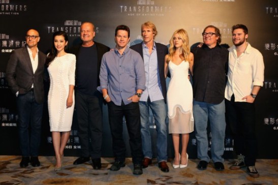 Michael+Bay+Transformers+Age+Extinction+Photo+IAI6ml899Til