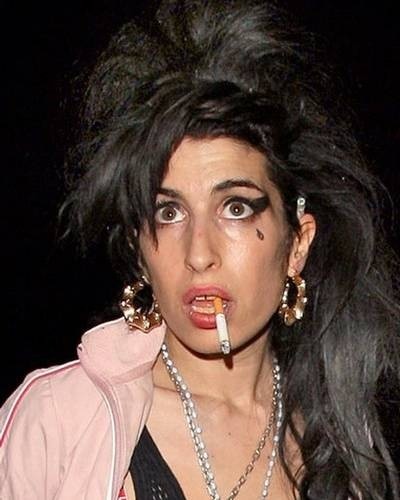 amy-winehouse-fuma