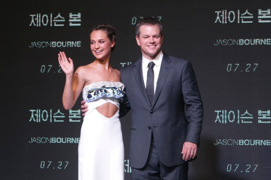 Matt-Damon-Jason-Bourne-Seoul-Movie-Premiere-Red-Carpet-Fashion-Louis-Vuitton-Tom-Lorenzo-ite-1