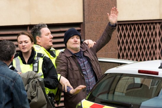 i-daniel-blake-2016-005-daniel-waving-under-police-escort
