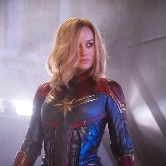 captain-marvel-brie-larson-stand-1551890095